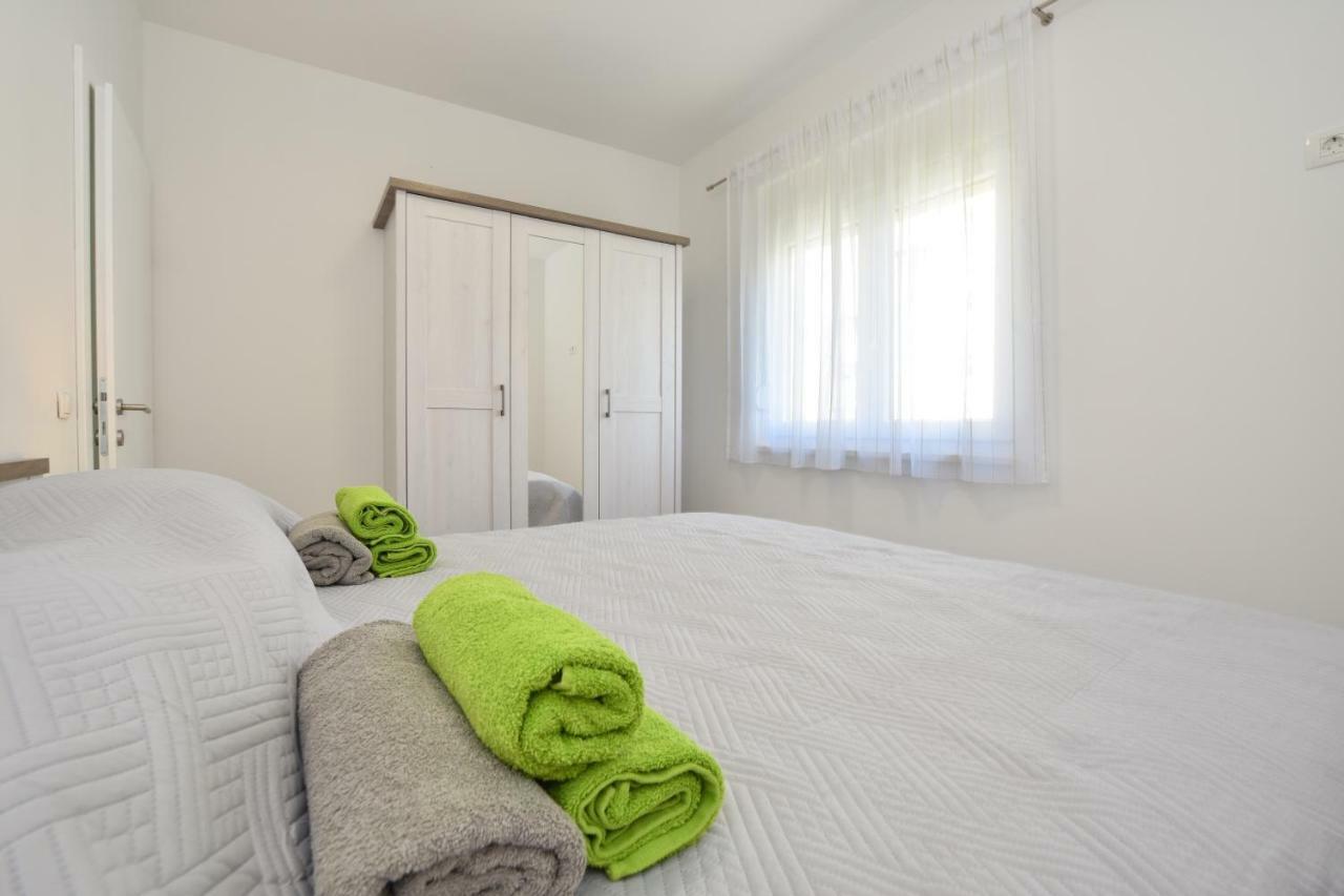 Apartmani Iva&Ante Dugi Rat Exteriör bild